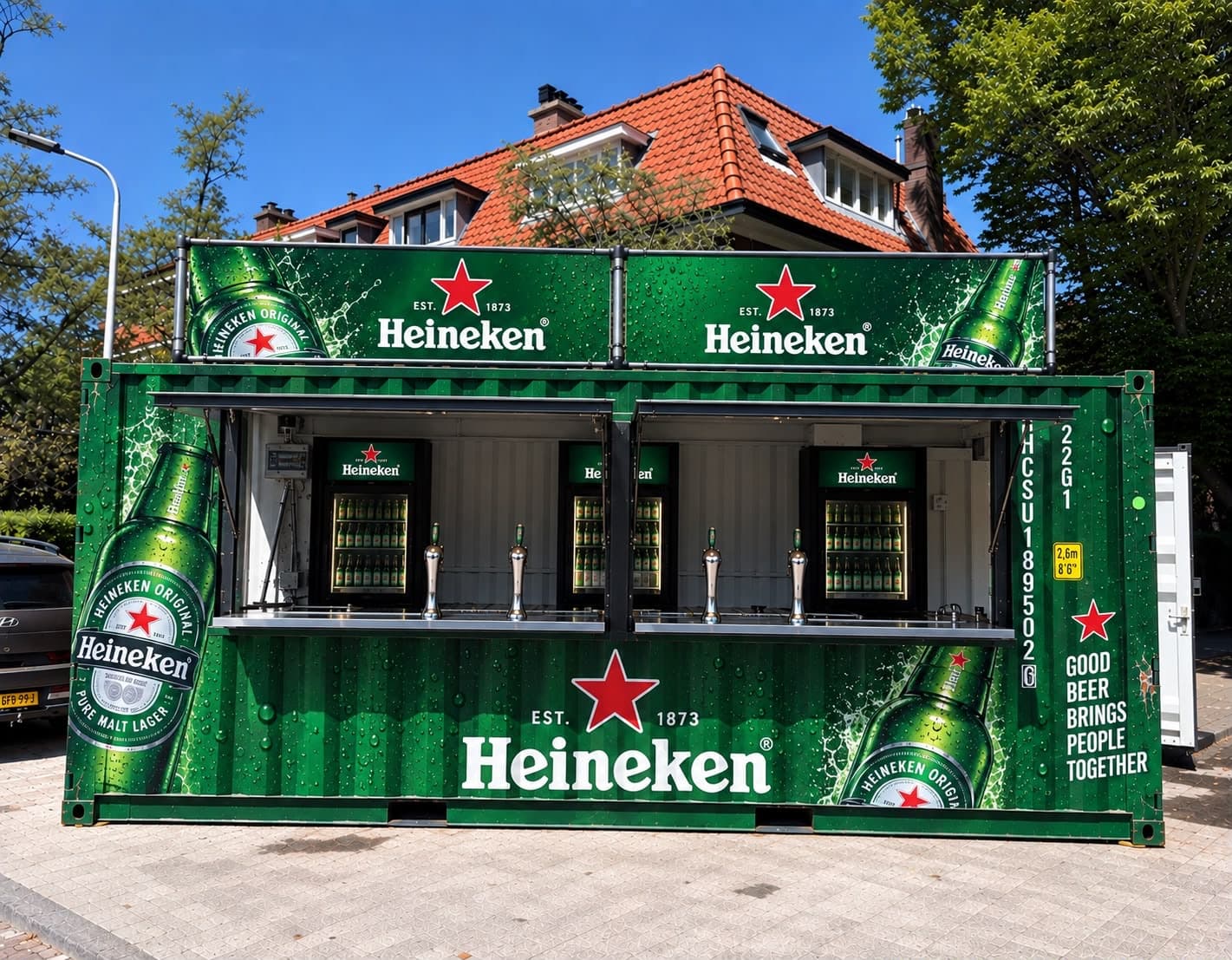 Barcontainer volledig in Heineken-branding gewrapt, inclusief dakborden en luiken