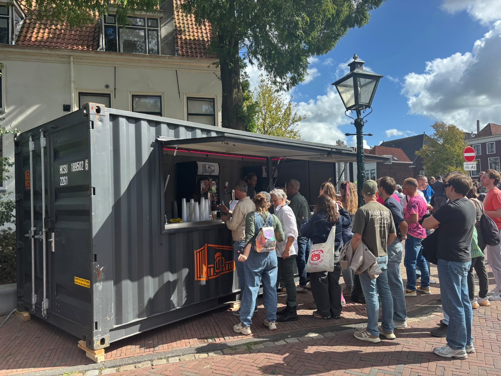 De 20 ft barcontainer van BCV Leiden in gebruik op een druk evenement in Leiden, met wachtende bezoekers voor het luik